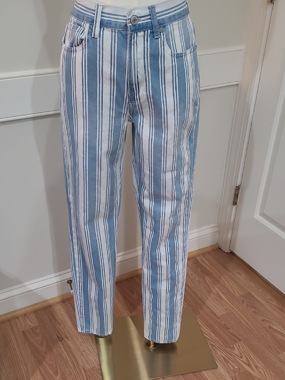 American Eagle Outfitters Striped Blue and White High-Rise Mom Jeans - Size 2